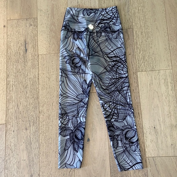 Beyond Yoga flip it and reverse it reversible leggings S black lotus - Picture 3 of 11